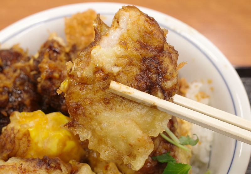 豚ロース天は特製黒味噌ダレの水分で衣が少しふにゃっとしやすい欠点があるものの、味の良さは格別!