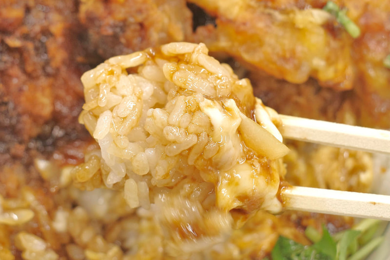ご飯with特製黒味噌ダレでは肝心の旨味が足りないので、即チキンカツや豚ロース天を交えたいのが本音!