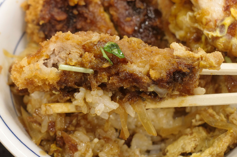 「チキンカツ丼」としては、チキンカツの持つ旨味、特製黒味噌ダレの絡み具合、玉ねぎの甘露さ、三つ葉の後味のキレの良さ含めてご飯にクリーンヒットしてウマウマ!