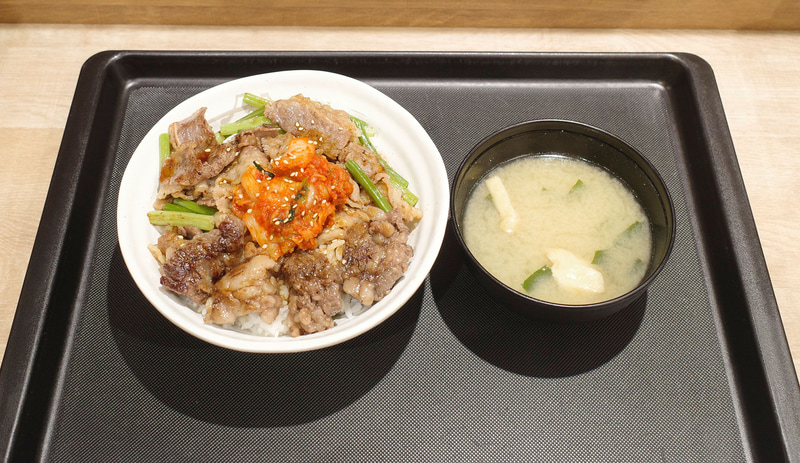 「カルビと特選ブリスケット肉の合い盛り丼」は店内飲食には、みそ汁がついてきます