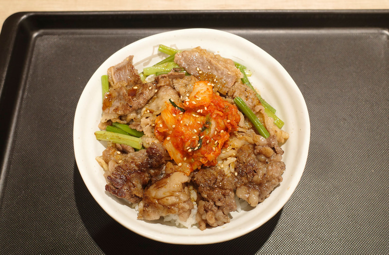 「カルビと特選ブリスケット肉の合い盛り丼」は、手前の特選ブリスケット肉よりも、奥のカルビの割合が多め!