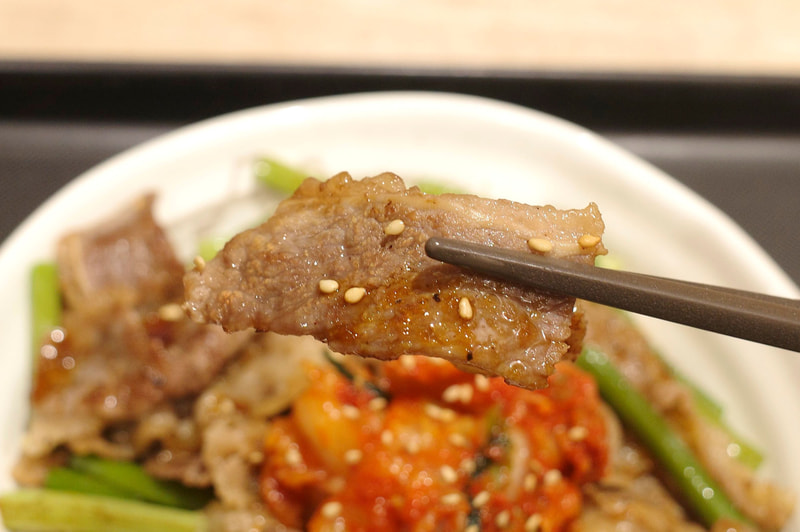 カルビはタレ、脂身が一体となって濃厚!