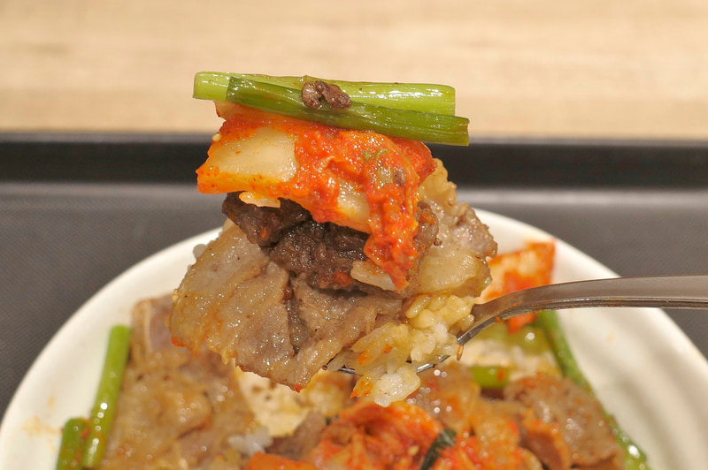 「カルビと特選ブリスケット肉の合い盛り丼」は、全ての具とご飯が渾然一体となることで箸が止まらなくなる美味しさ!