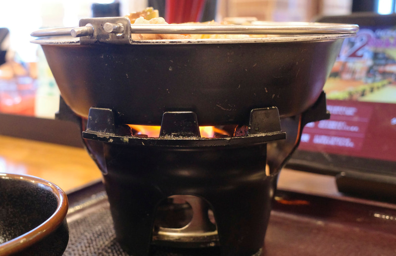 鍋の下には固形燃料式コンロ