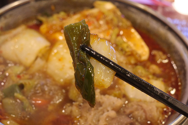 スープの味と一体化した長ねぎと白菜はご飯のお供に最適!