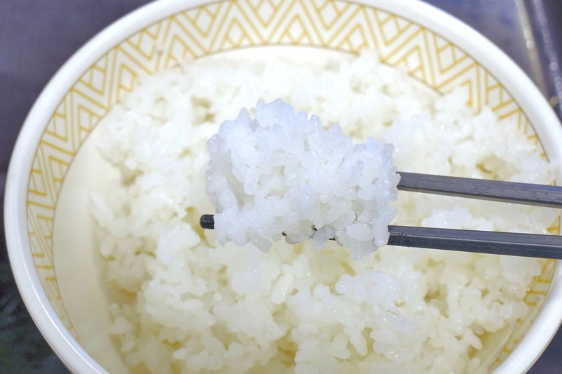 「牛・旨辛豆腐鍋」を受け止めるご飯はハリのある炊き加減!