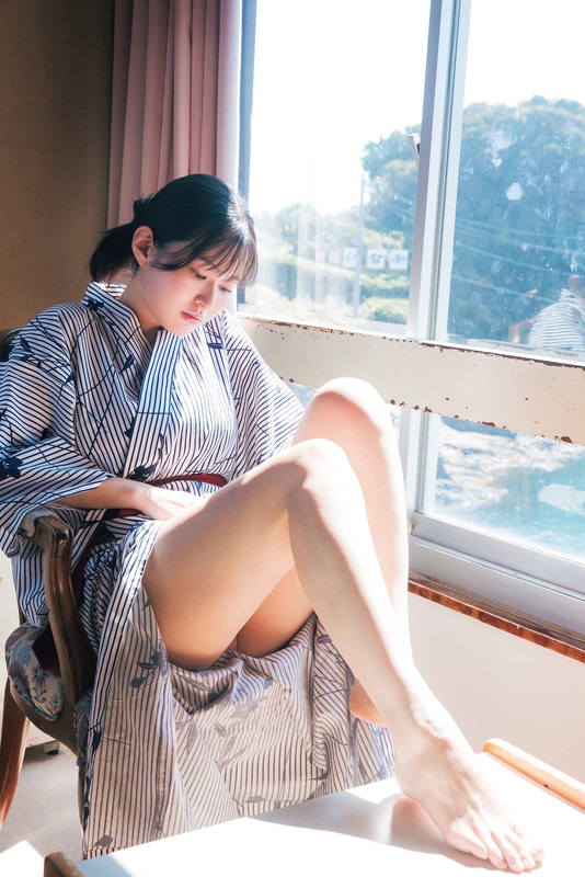 【書中カット】漁港近くの温泉旅館で。監禁された室内で弄ばれるイメージも　(撮影：桑島智輝)