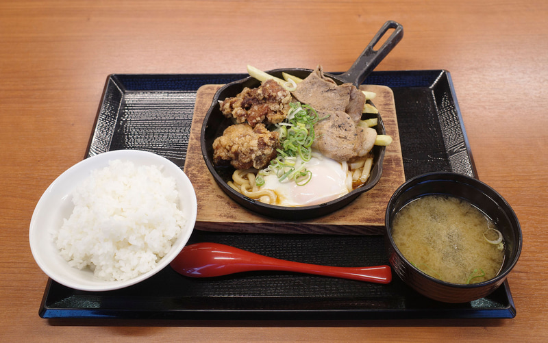 「特製醤油からあげのすきやき盛り定食」にはご飯、みそ汁がついてきます!