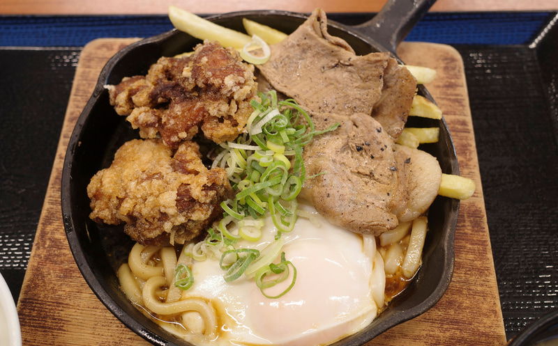 スキレットには特選醤油からあげ、豚肩ロースを中心にガッツリ具がIN!