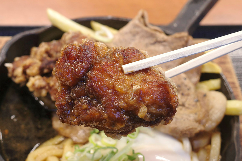 特選醤油からあげは醤油の塩気とクリスピー感があと引く衣の中に肉厚でジューシーな鶏肉が包まれて美味!