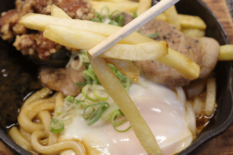 フライドポテトはつゆ色に染まり始めたタイミングでつまむことを推奨!