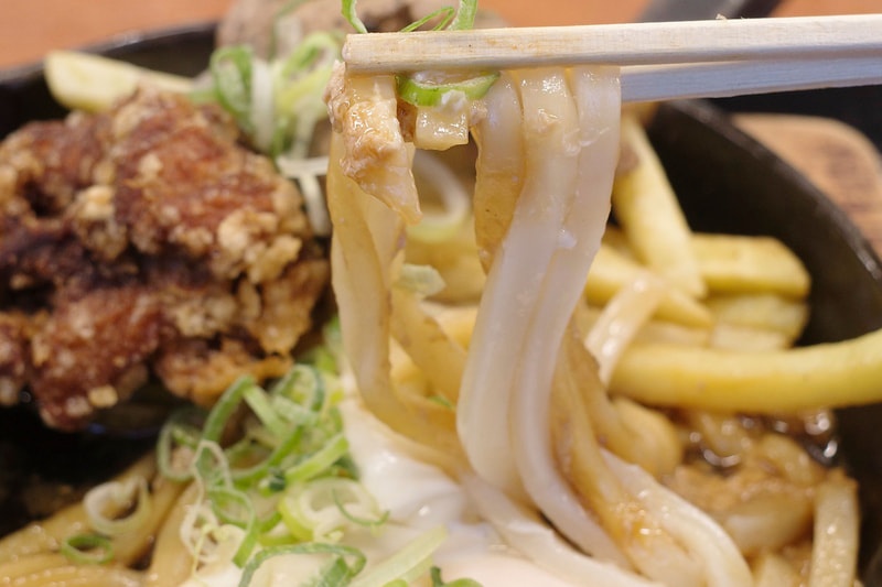 うどんは柔らかく、つゆの味もキャッチしやすい点が好印象!