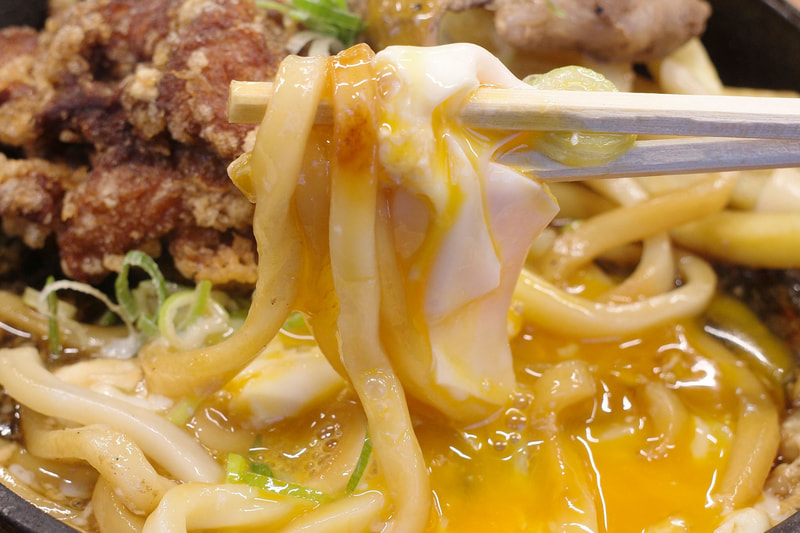 うどんは黄身と白身の味がダブルで楽しめる半熟気味な玉子との相性グー!