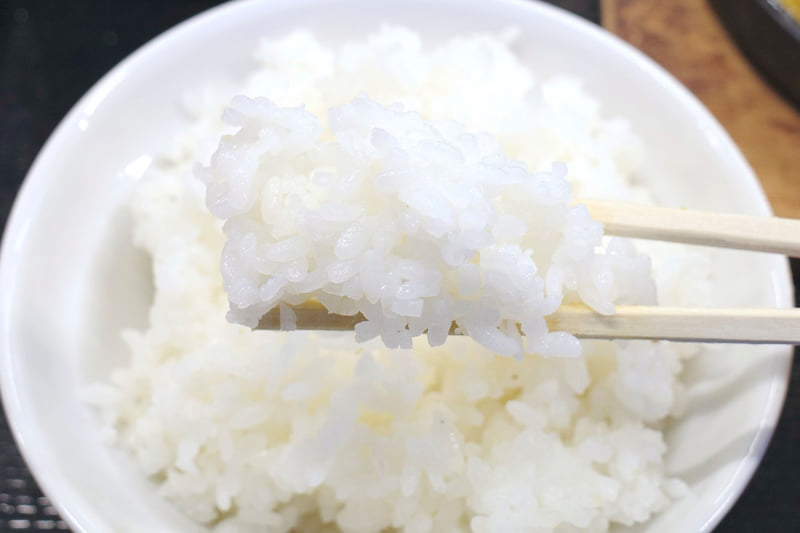 特製醤油からあげのすきやき盛りを受け止めるご飯は固めの炊き加減!