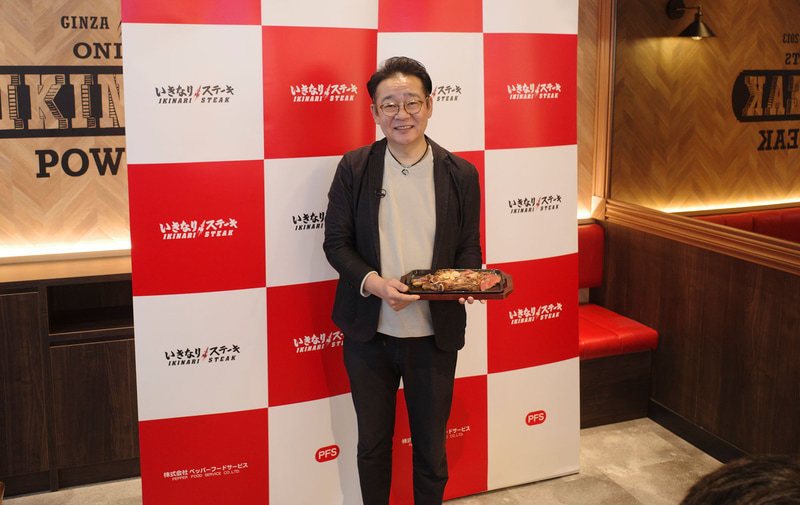 「いきなり!ステーキ 神田北口店」では、株式会社ペッパーフードサービス代表取締役 一瀬健作氏が「骨付きリブロースステーキ」を持ってお出迎え!