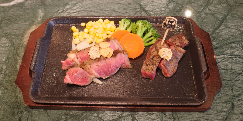 試食したのは「骨付きリブロースステーキ」(写真左)、「ワイルドステーキ」(写真右)