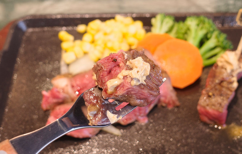 「ワイルドステーキ」は特に下味がついていないのでバターや、卓上のステーキソース、胡椒、マスタード、ワサビなどを活用!