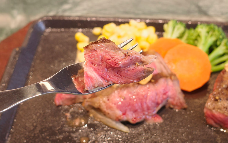 「骨付きリブロースステーキ」は、素材力の高さもあって何も付けなくともウマウマ!