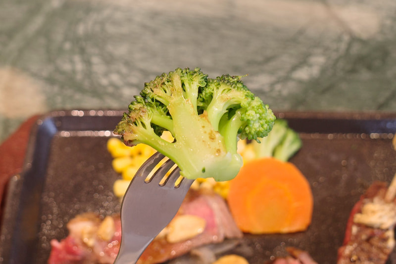 スッキリテイストのブロッコリーはステーキの合間につまむのに最適!