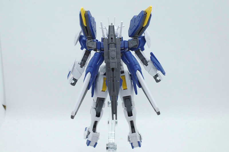 ビームライフルはバックパック側の突起を使って楽々取り付け可能!