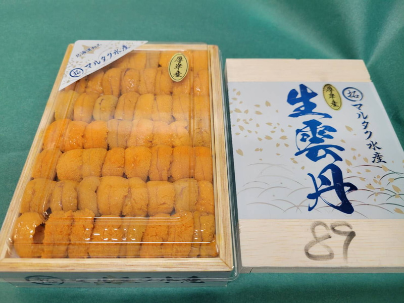12月23日に仕入れた生ウニ。年末の高騰もあり、最高クオリティのこの1箱で仕入れ値は2万円強！