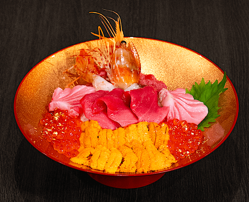 通常の海鮮丼1.5万円に「＋5,000円」でウニをトッピング追加する猛者たちも続出中とのこと