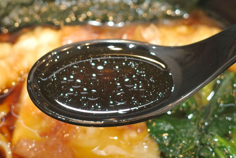 つゆは醤油の塩気よりもかつお出汁の旨味がパワフルなのが好印象!