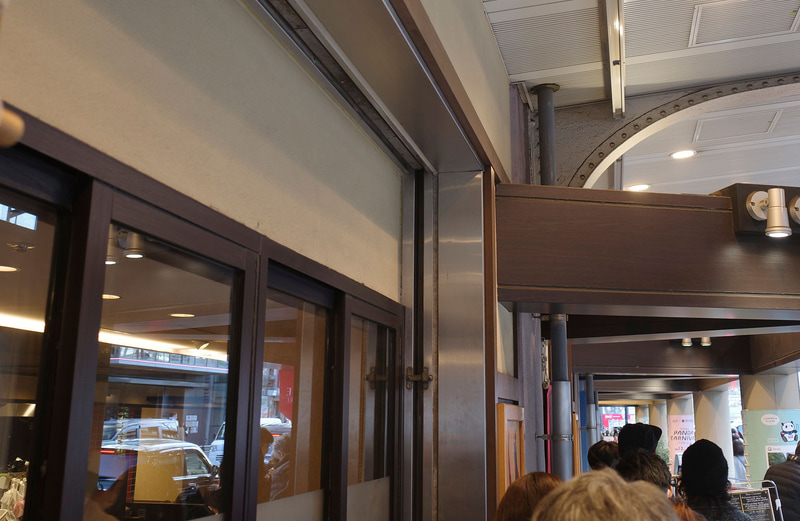 お正月真っ只中でしたので駅周辺は大混雑していたものの、お昼すぎに足を運んだことが幸いし、待ち時間は20分ほどと短めでした