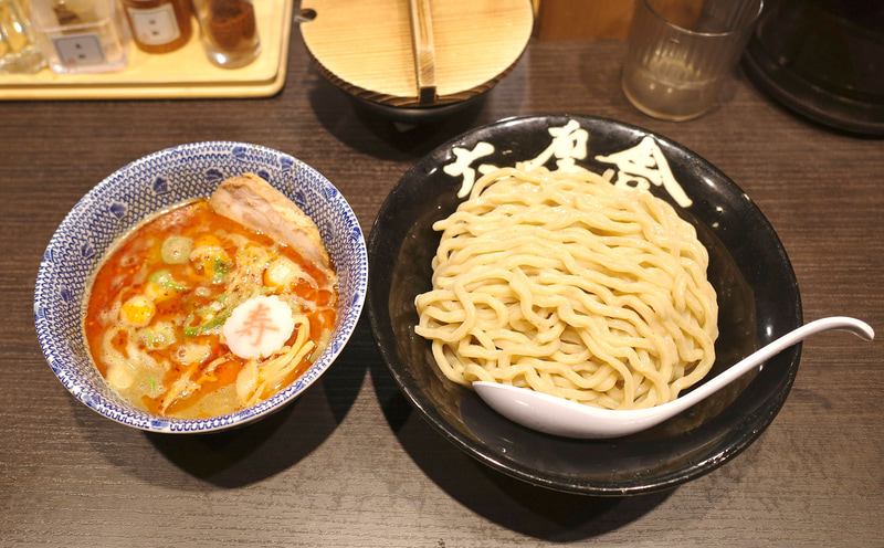 「海老つけめん」は食券を購入してから10分ほどで登場!