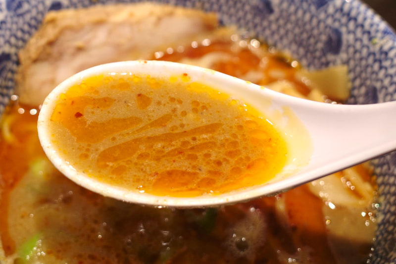 つけダレは魚介豚骨の旨味と特製の海老香味油の味がバランス良く効いて旨し!