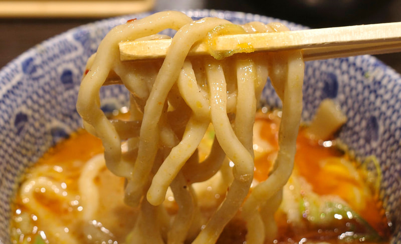 麺は口の中でゴワゴワとするほどにハリが強く、魚介豚骨＆特製の海老香味油の味が活きたつけダレとマッチして激ウマ!