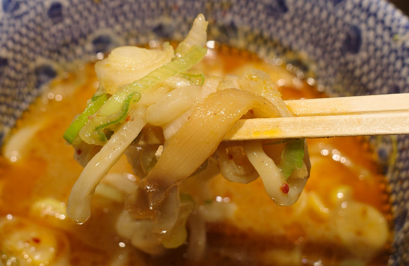 「海老つけめん」は、麺とつけダレ、メンマ、青ねぎをひとまとめにしてほおばるのが正解と実感しながらFINISH!