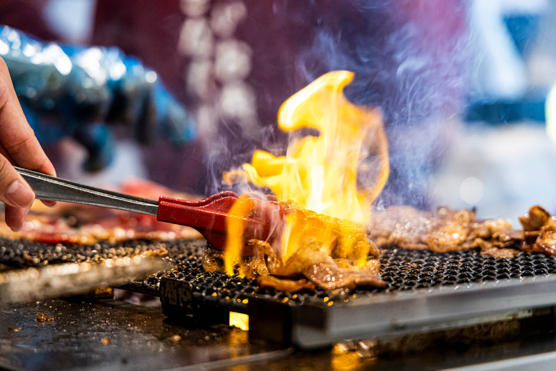 肉の旨みをしっかりとじこめ、炭火の香りをつけた肉はたまらないおいしさ。焼き方にも肉のヤマ牛ならではのこだわりがたくさんつまっているとのこと