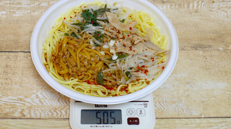 容器込みの「コク旨醤油あんが決め手 スタミナ醤油パスタ」の総重量は505g