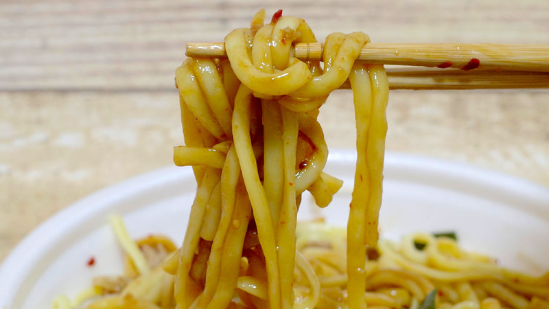 見た目はパスタですが、コク旨醤油あんがかかって油そばを彷彿とさせるジャンキーな味!
