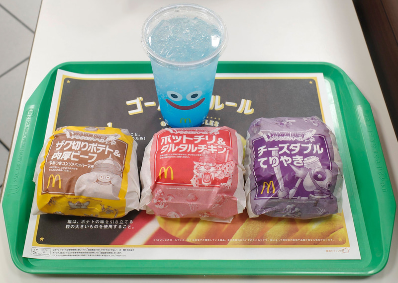 「ザク切りポテト＆肉厚ビーフやみつきコンソメペッパーマヨ」はキングスライムパッケージ、「ホットチリ＆タルタルチキン」はキラーパンサーパッケージ、「チーズダブルてりやき」はキラーマシンパッケージを採用。「マックフィズ 爽やかヨーグルトソーダ味」は、カップのデザイン＆ドリンクの色味もコミコミでスライムっぽさを醸し出しています!