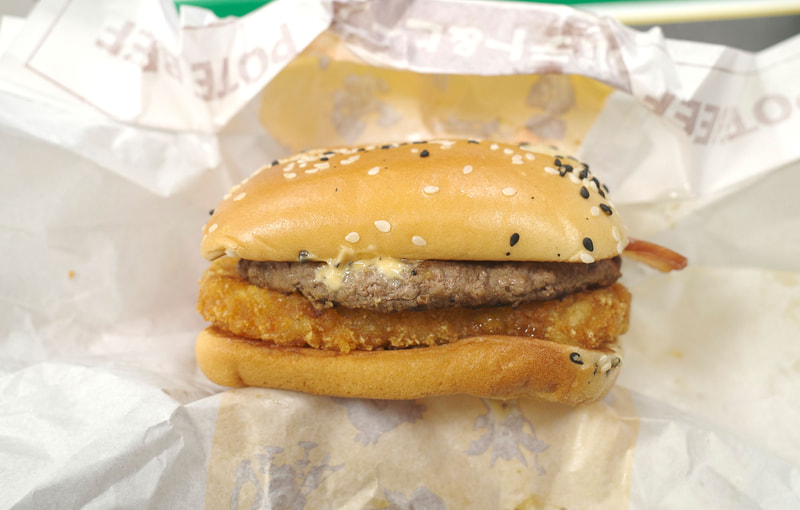 「ザク切りポテト＆肉厚ビーフやみつきコンソメペッパーマヨ」は、味の方向性を定めるコンソメペッパーマヨソース、攻撃的な旨味を秘めたスモークベーコン、100％ビーフパティ、心地よい固さのポテトパティがごま付きバンズと一体となってウマウマ!