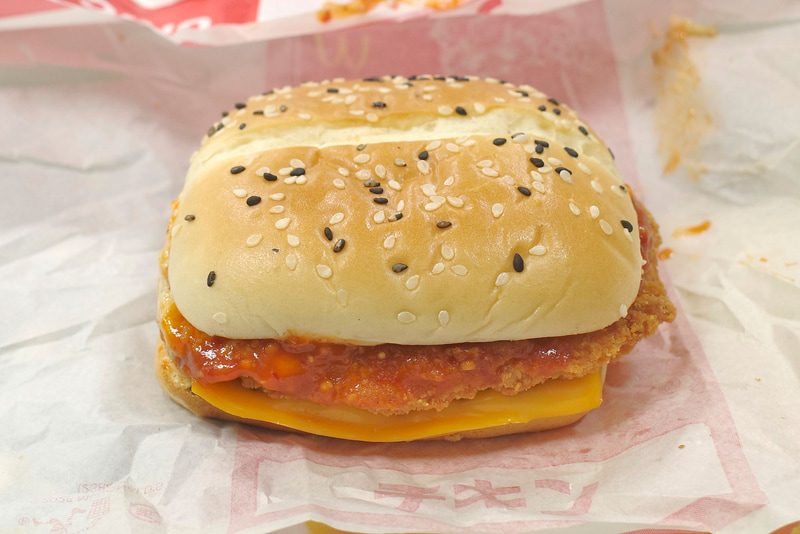 「ホットチリ＆タルタルチキン」は、チキンパティにホットチリガーリックソースでメチャ辛そうな雰囲気ムンムン!