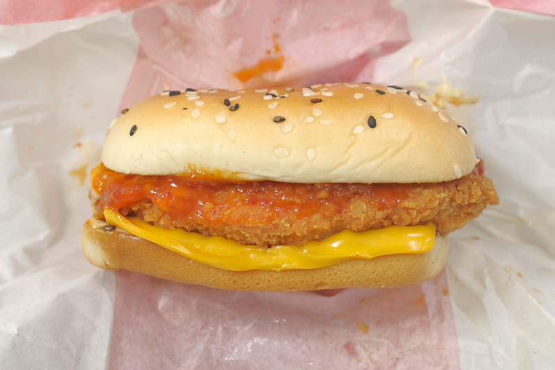 「ホットチリ＆タルタルチキン」は、ホットチリガーリックソースの辛さが、いの一番に感じられながらも、サワークリームタルタルソース、チェダーチーズ、肉汁多めなチキンパティがごま付きバンズと相性抜群で、即ドリンクが恋しくなります!