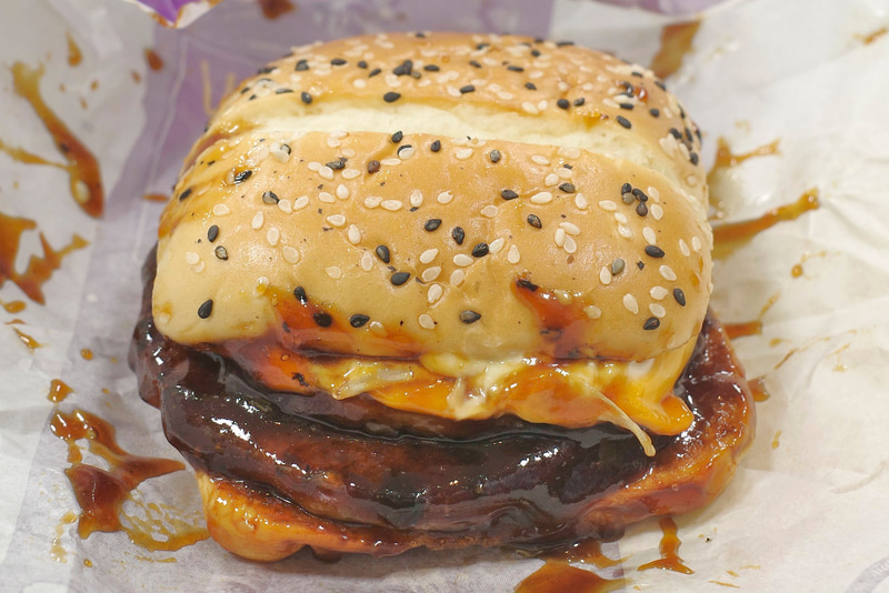 「チーズダブルてりやき」は、テリヤキソースがたっぷりなので手を汚さないように注意!