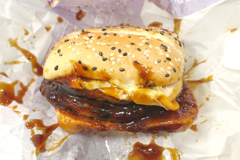 「チーズダブルてりやき」は、2025年1月6日に「エヴァンゲリオンバーガー」として爆誕した際も美味でしたが、バンズをごま付きバンズに変更したことで不思議と食後の満足度がUP!