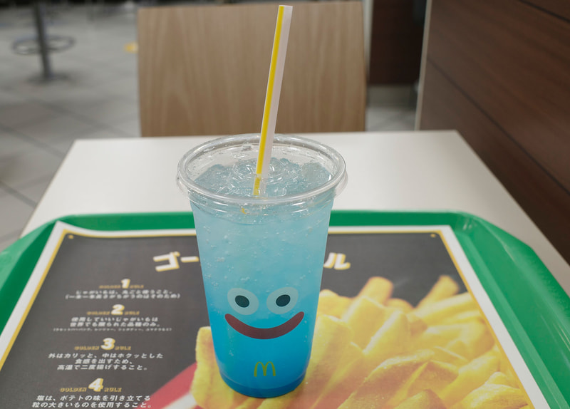 「マックフィズ 爽やかヨーグルトソーダ味」は、青々としたビジュアルからイメージする通りのスッキリとした味わいで、「ドラクエバーガー」との相性も良好!