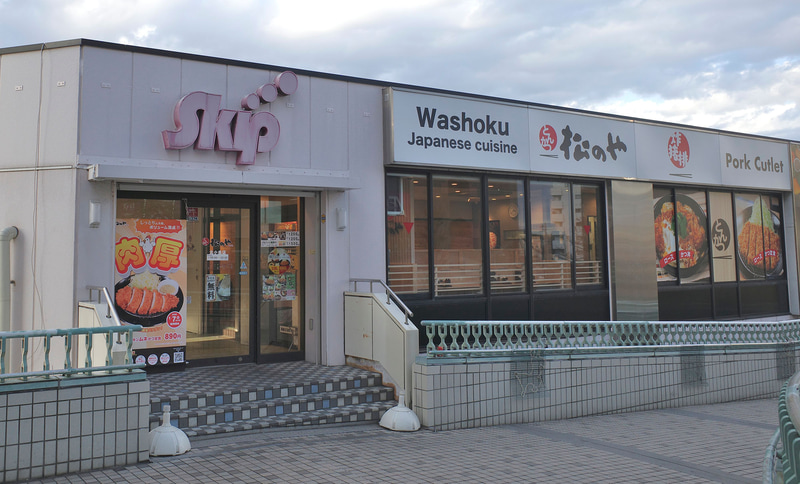 お店の入口ではポスターで「“肉厚”チキンムネかつ定食」を訴求!