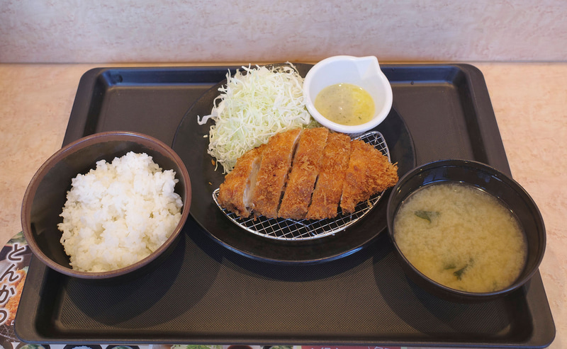 「“肉厚”チキンムネかつ定食」にはご飯、みそ汁、ガーリックバターソースがついてきます!