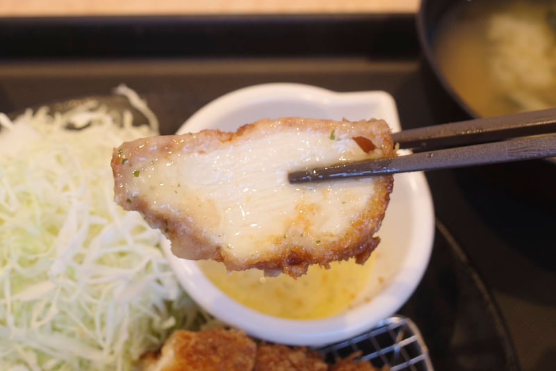 “肉厚”チキンムネかつをご飯のお供にするならもう少し味にパンチが欲しいところですが、塩気、にんにくの風味、オイリー感があるガーリックバターソースのおかげでご飯との親和性もUP!
