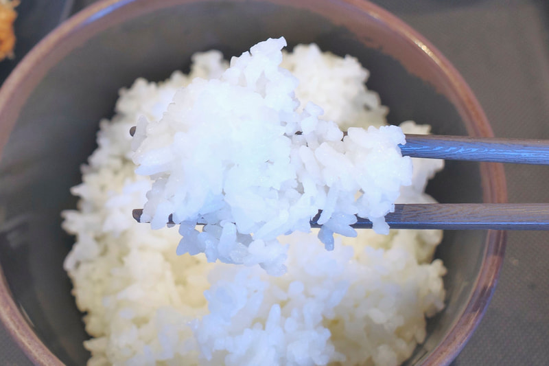 “肉厚”チキンムネかつを受け止めるご飯はハリのある炊き加減!