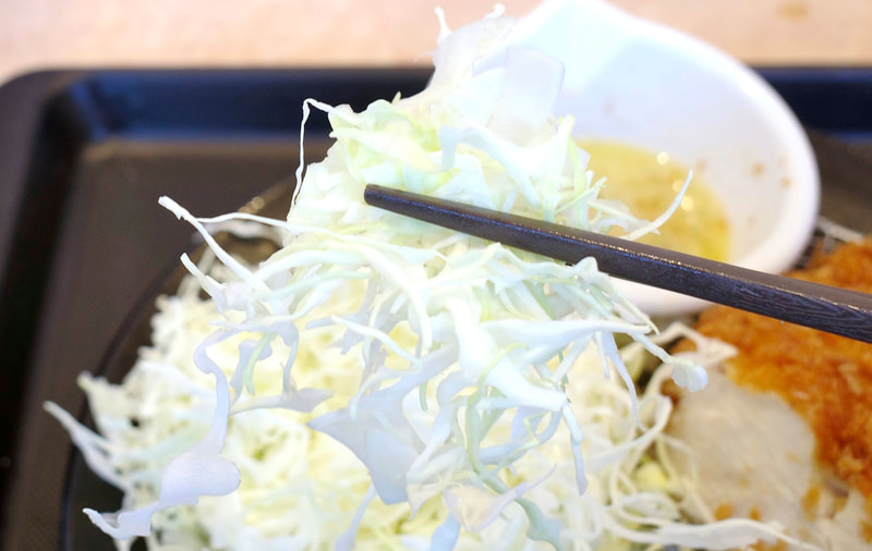 フレッシュ感がナイスな千切りキャベツは“肉厚”チキンムネかつとの相性もグー!
