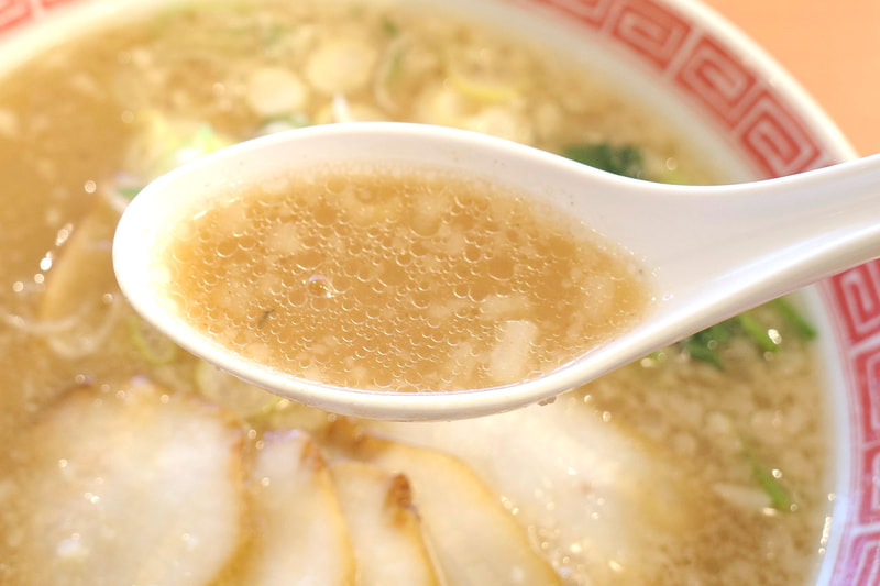 スープは豚骨＆魚介出汁、節粉の旨味、背脂の甘さ、味を整える塩気がまんべんなく感じ取れて激ウマ!