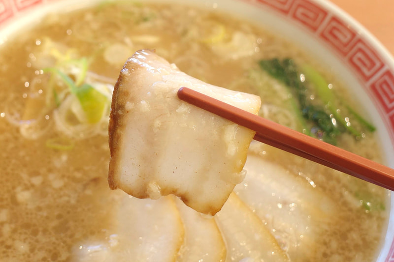 チャーシューは脂身の割合が多く、スープの味に負けないくらいに旨味も激強!