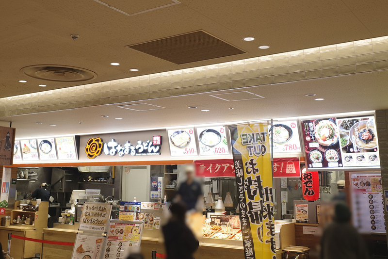 フードコート店舗では、店頭での「温玉だし茶漬け風うどん」「南高梅だし茶漬け風うどん」「紅鮭だし茶漬け風うどん」のアピールは控えめ